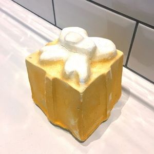 RARE LUSH COSMETICS GIANT GOLDEN WONDER CHRISTMAS BATH BOMB